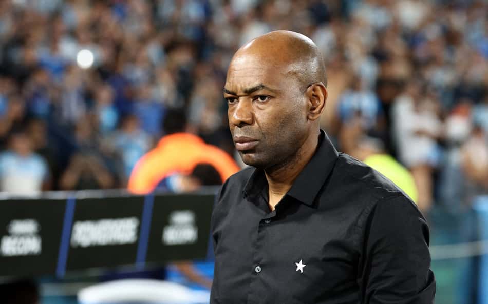 Técnico do Botafogo discorda de pênalti e acredita em virada para título da Recopa