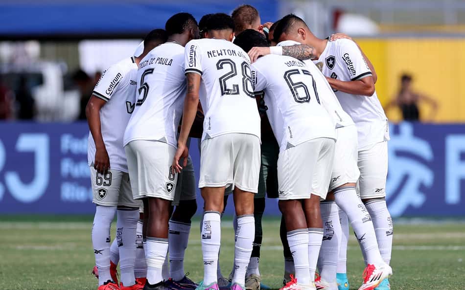 Web vai à loucura com lance de jogador do Botafogo e ironiza: 'Leva pro Lyon'