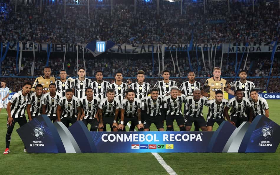Recopa: entenda significado da faixa da torcida do Racing no jogo com o Botafogo