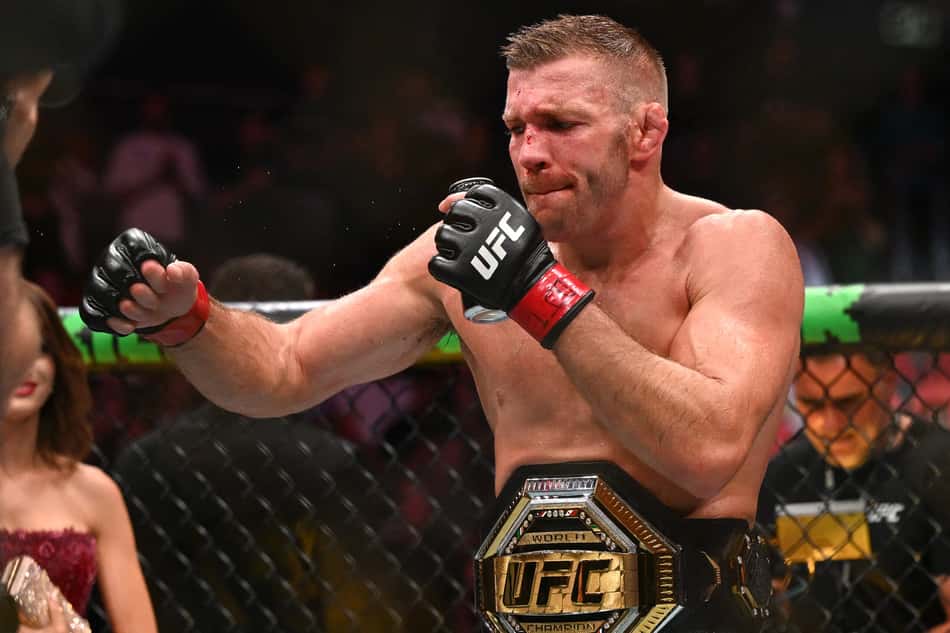Dricus du Plessis comemora vitória Strickland pela cinturão dos médios no UFC 312