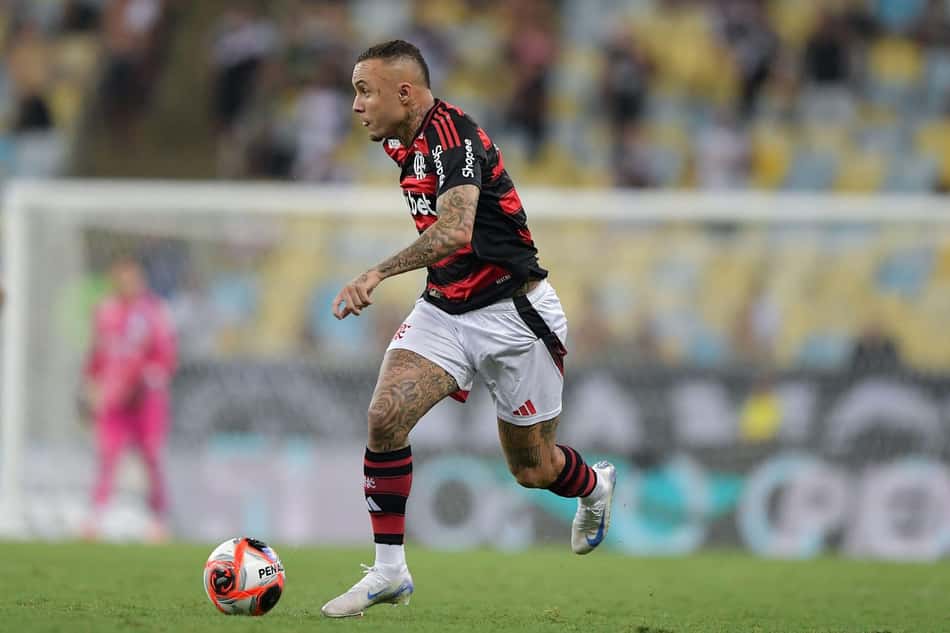 Rio De Janeiro, Brazil. 16th Feb, 2025. RJ – RIO DE JANEIRO – 02/15/2025 – CARIOCA 2025, FLAMENGO x VASCO – Everton Cebolinha, Flamengo player during the match against Vasco at the Maracana stadium for the 2025 Carioca championship. Photo: Thiago Ribeiro/