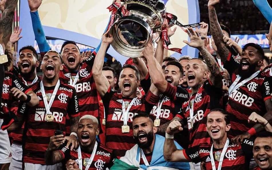 Ídolo do Flamengo é homenageado por torcida do futebol europeu