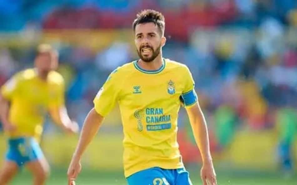 Jogador do futebol espanhol revela estar com câncer e se afasta do futebol