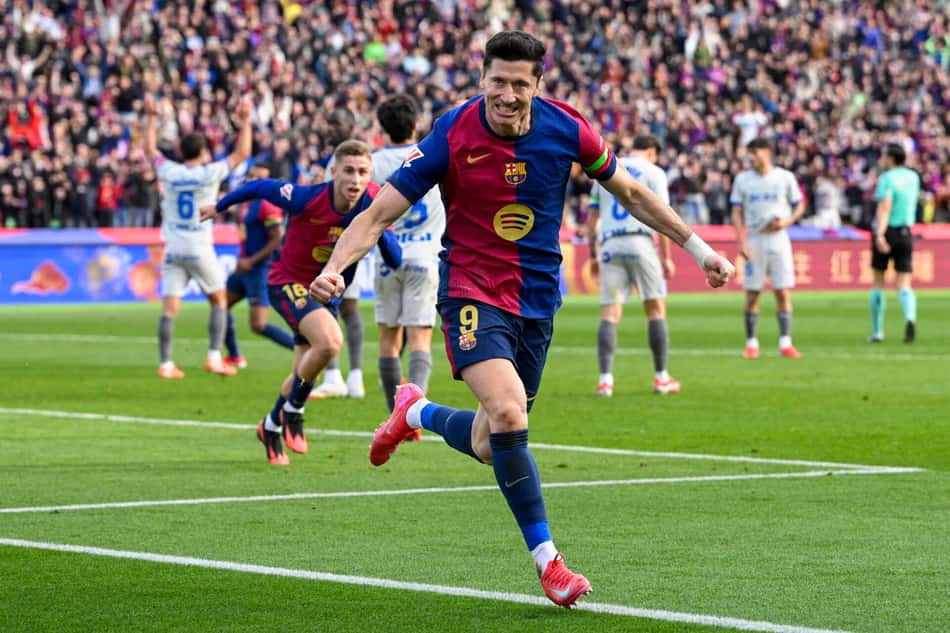 Lewandowski, atacante da Polônia, comemorando gol pelo Barcelona (Foto: Josep Lago/AFP)
