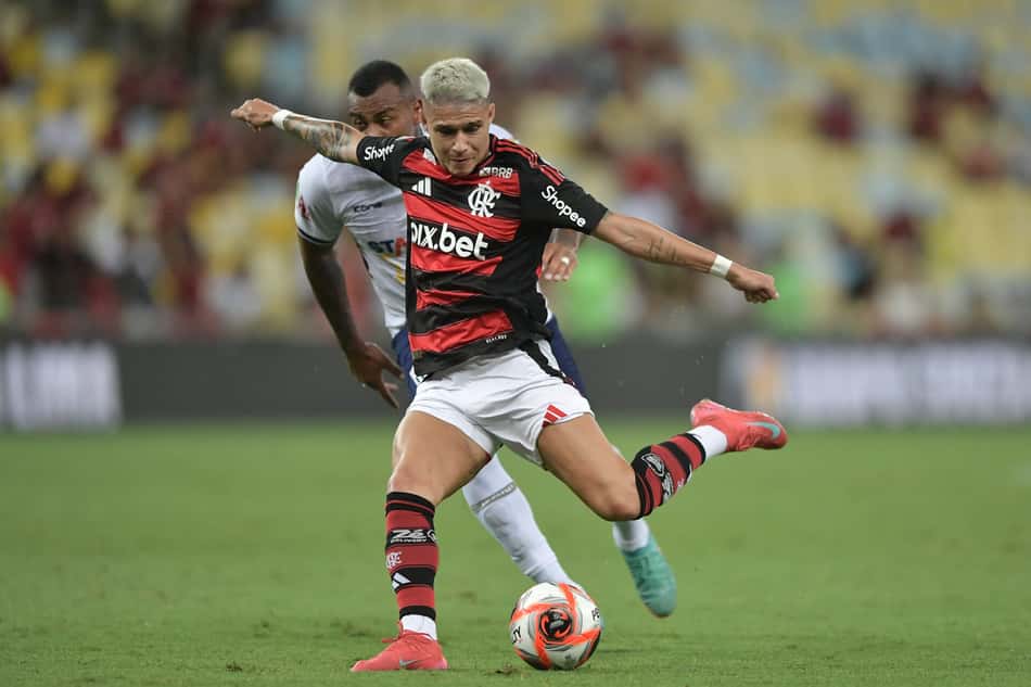 Luiz Araújo em ação no jogo do Flamengo contra Maricá no Maracanã pelo Carioca