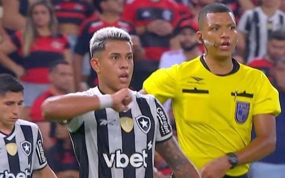 Torcedores do Botafogo pedem expulsão de jogador do Flamengo: 'Covardia danada'