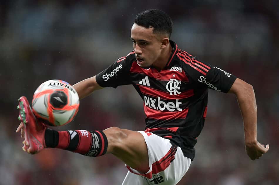 Matheus Gonçalves em ação pelo Flamengo contra o Maricá no Maracanã pelo Carioca