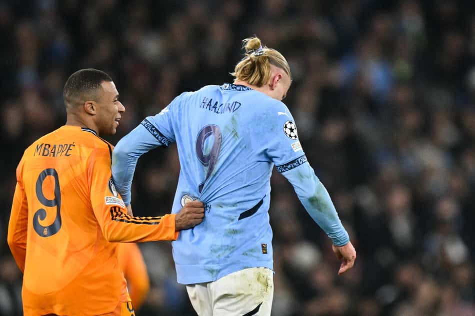 Mbappé e Haaland em campo durante confronto entre Manchester City e Real Madrid (Foto: Oli SCARFF / AFP)