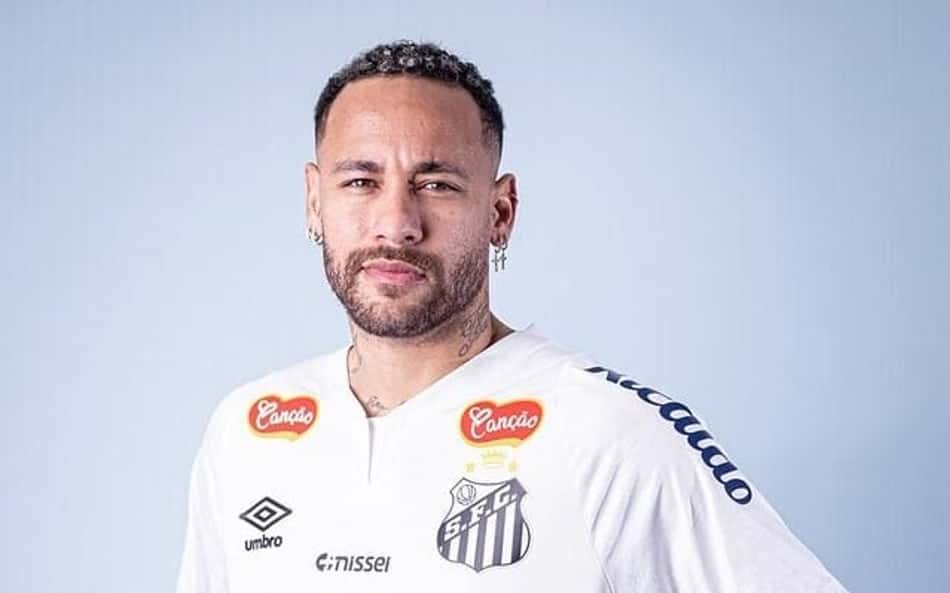 Neymar chega para Santos x Botafogo-SP, e web aponta ausência de item: 'Cadê?'
