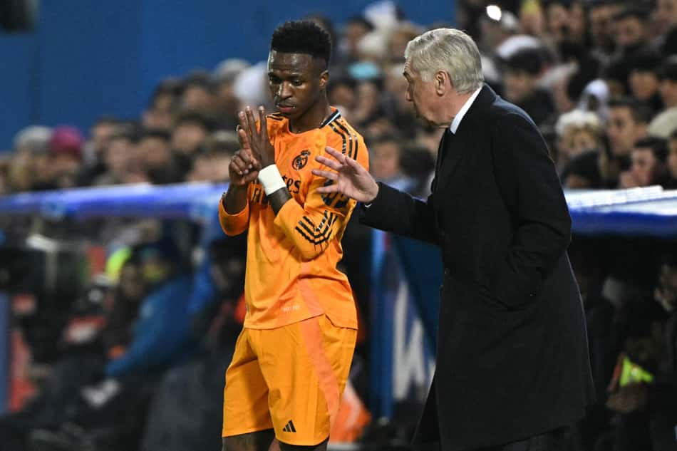 Vini Jr recebe instruções de Carlo Ancelotti em jogo do Real Madrid (Foto: Javier Soriano / AFP)
