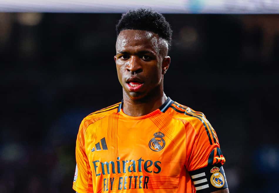 Vini Jr com a faixa de capitão em partida pelo Real Madrid