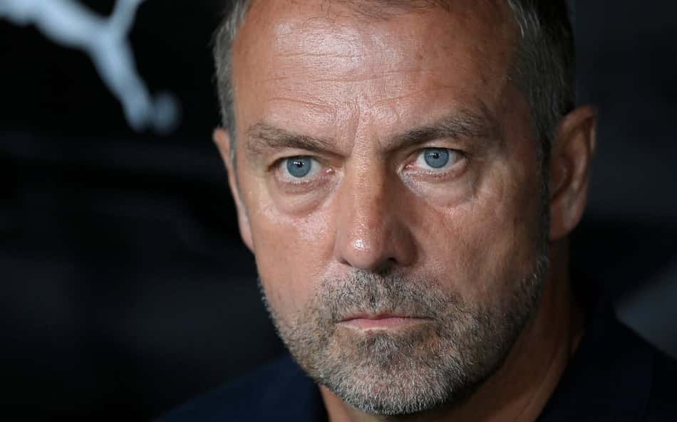 Hansi Flick dá dura resposta sobre camisa 10 do Barcelona