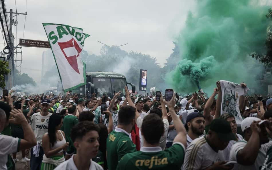Torcida do Palmeiras recepciona time com corredor verde e fogos antes da final