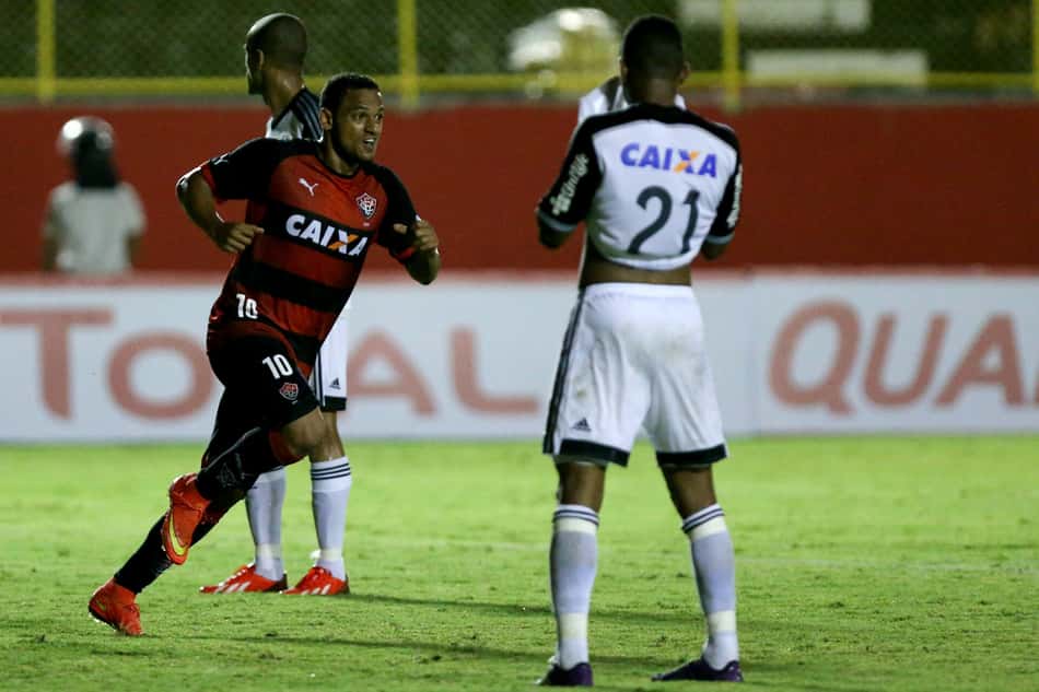 Marcinho comemora gol do Vitória contra o Sport pela Sul-Americana Foto: Felipe Oliveira / EC Vitória