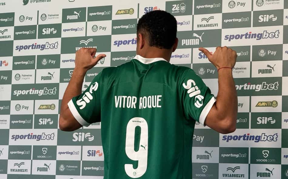 Vitor Roque chega ao Palmeiras pronto para testes e com sombra da Europa