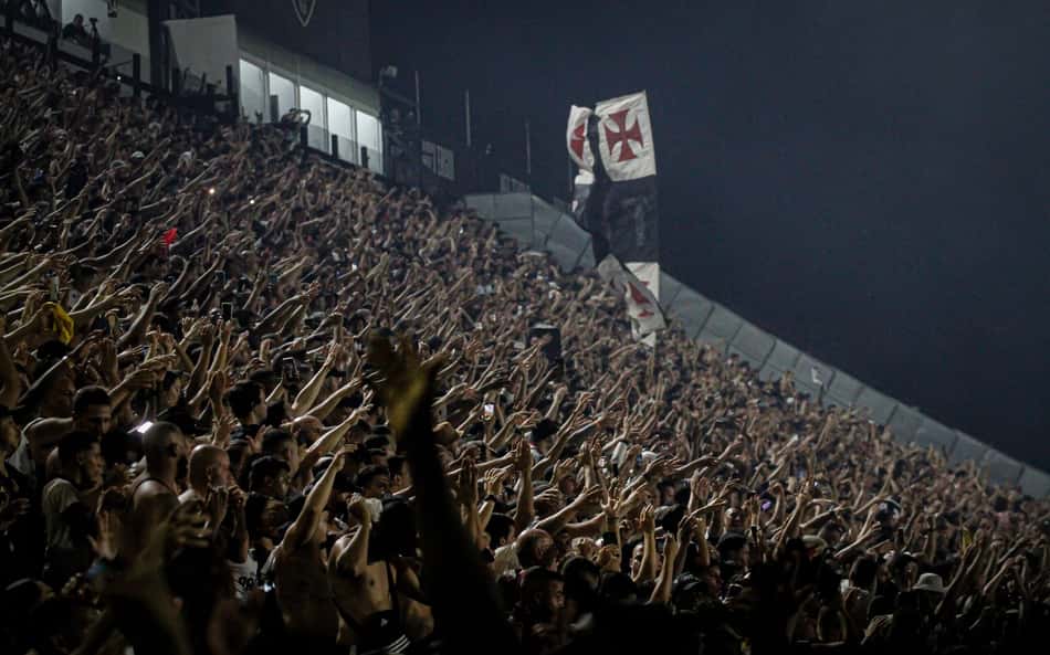 Torcida do Vasco esgota ingressos para partida contra o Santos pela estreia do Brasileirão