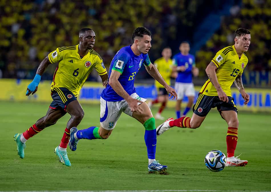 Colômbia e Brasil se enfrentando pela quinta rodada das Eliminatórias. (Foto: Staff CBF)