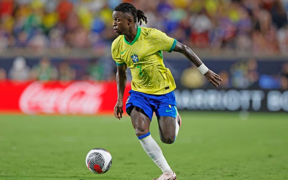 Denílson pede técnico com 'personalidade' para por Vini Jr no banco da Seleção Brasileira