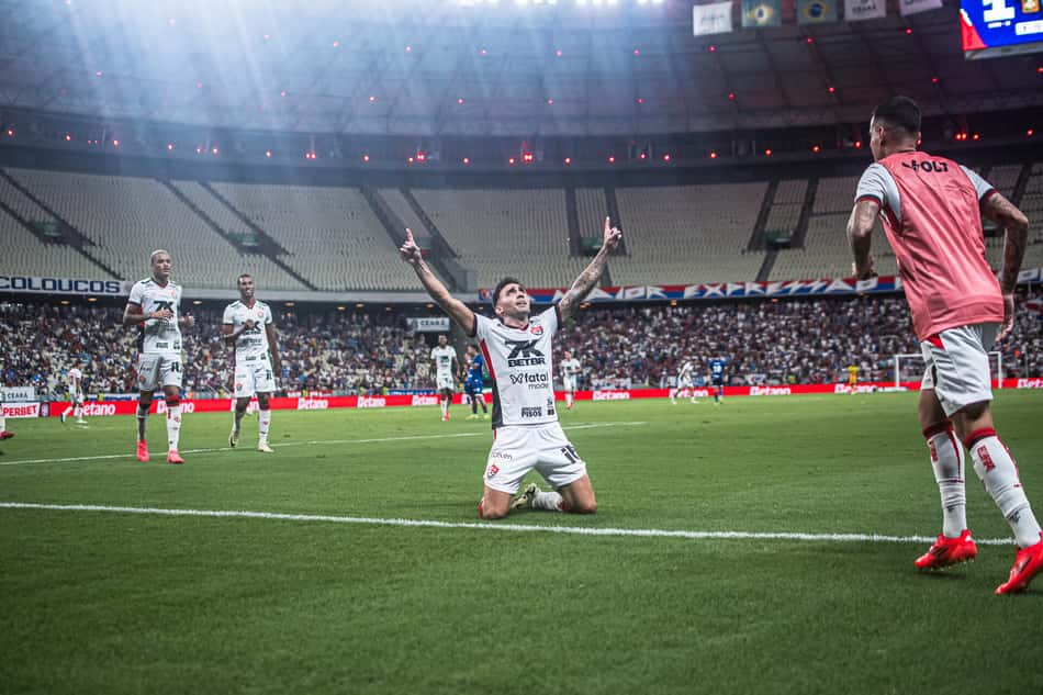 Mosquito comemora gol contra o Fortaleza, no Castelão Victor Ferreira / EC Vitória