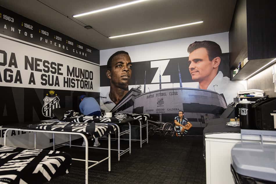 O novo vestiário da Vila Belmiro foi reestruturado com a ajuda do pai de Neymar e de 19 parceiros comerciais. (Foto: Raul Baretta/ Santos FC)