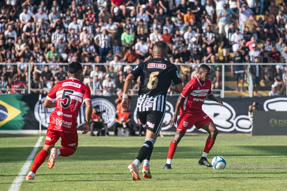 CRB estampa a marca da Fatal Model no fundo de sua camisa