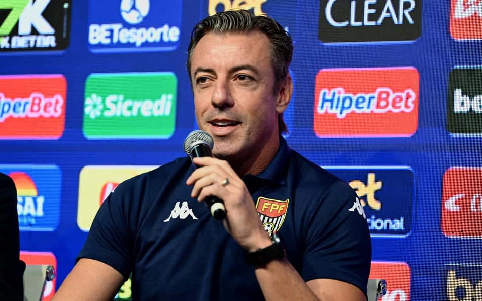 Claus comenta pressão para decisão entre o Corinthians e Palmeiras: 'É um jogo diferente'