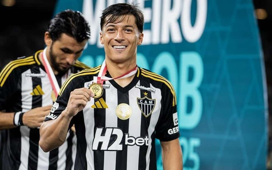 Atlético-MG renova contrato com volante