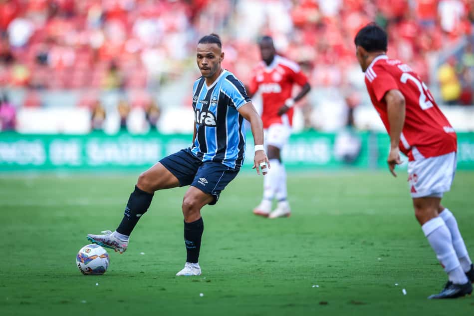 Braithwaite com a bola no Gre-Nal 446. (Foto: Lucas Uebel/Grêmio FBPA)