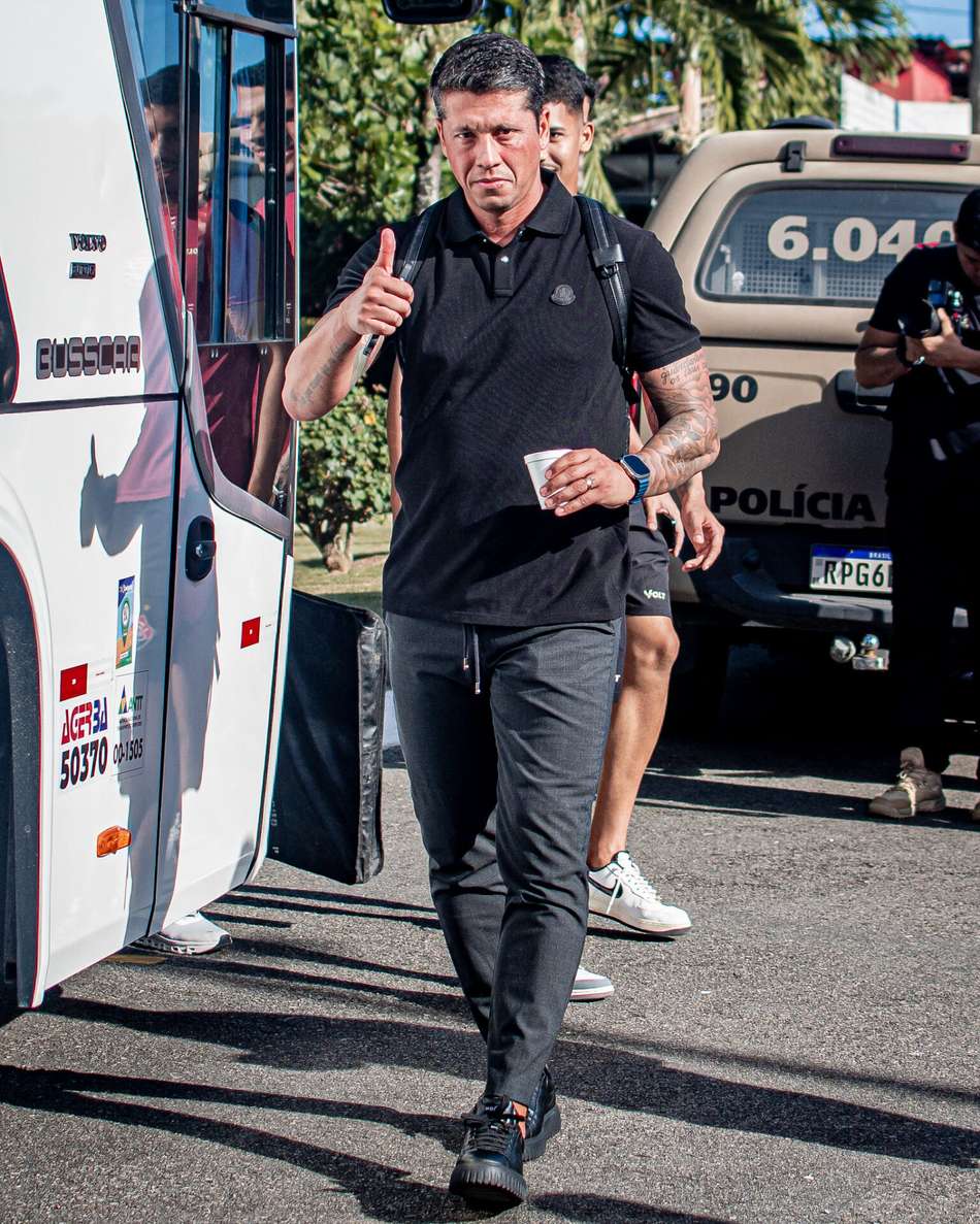 Carpini acena para a câmera antes do Ba-Vi válido pela final do Campeonato Baiano
