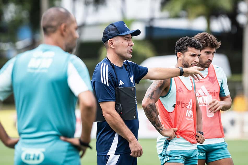 Técnico do Cruzeiro, Leonardo Jardim, com jogadores William e Lucas Silva (Foto: Gustavo Aleixo/Cruzeiro)