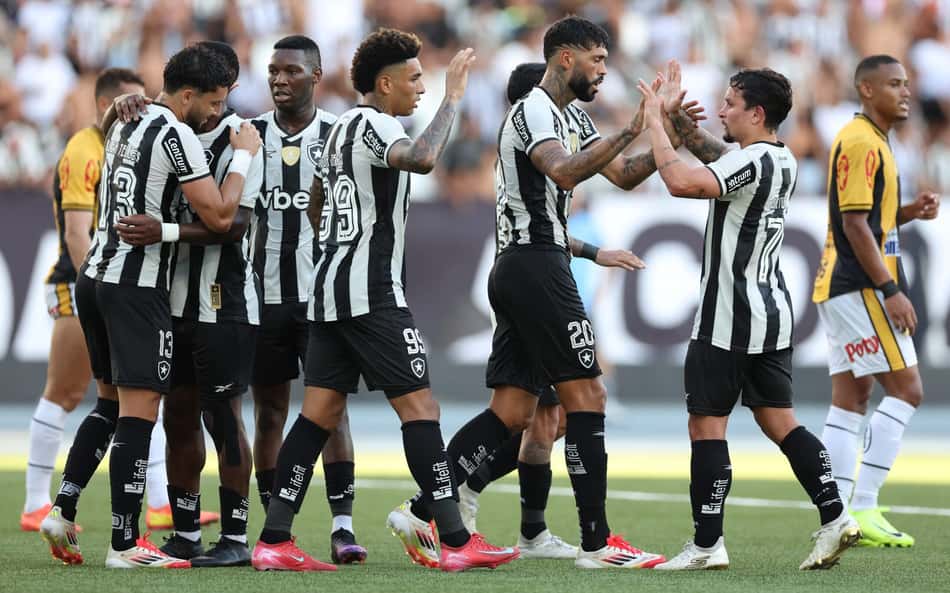 Torcida do Botafogo corneta amistoso, mas exalta jogador: 'A redenção'