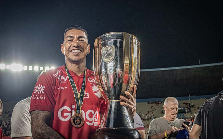 Campeão Mundial no Corinthians exalta título Goiano: 'Mais importante da minha vida'