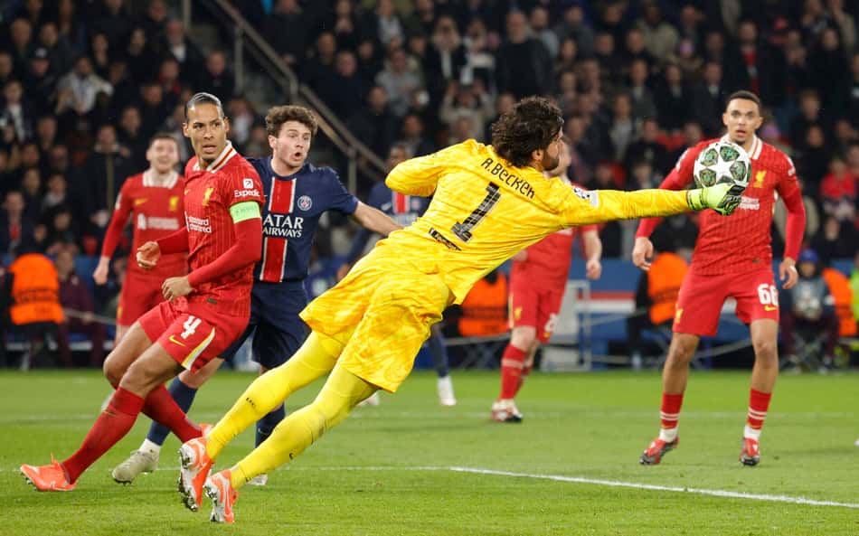 Em noite mágica de Alisson e Elliott, Liverpool vence o PSG na Champions