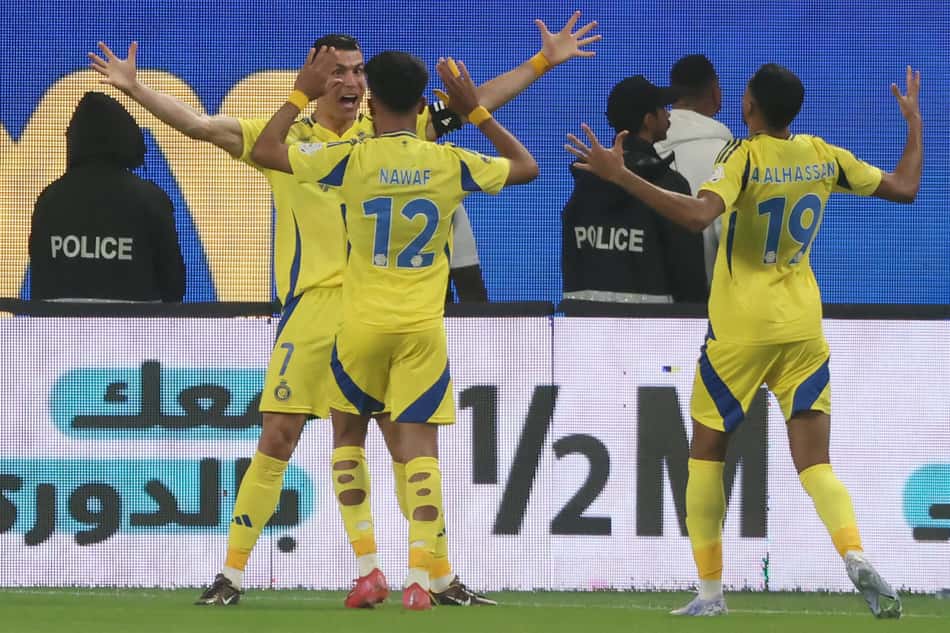 Jogadores do Al-Nassr comemoram com Cristiano Ronaldo, após astro converter pênalti (Foto: Fayez Nureldine/AFP)