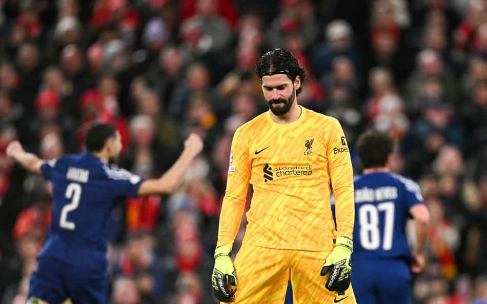 Web critica Alisson em eliminação do Liverpool na Champions League: 'Reação de tartaruga'