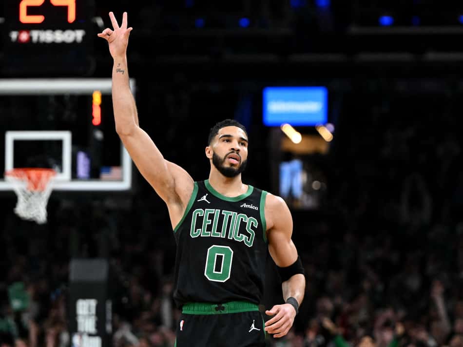 Estrela da NBA marca cesta com os pés e internautas debatem se valeu ou não (Foto: AFP)