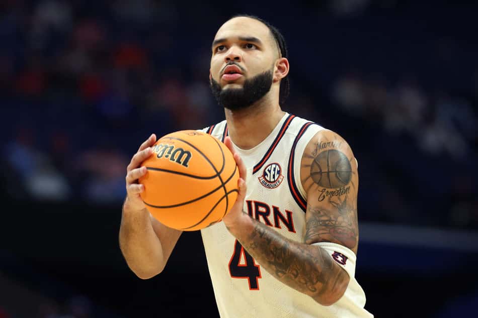 Johni Broome é um dos principais destaques da NCAA e pode ser selecionado em uma escolha alta do Draft da NBA de 2025 (Foto: ANDY LYONS / GETTY IMAGES NORTH AMERICA / Getty Images via AFP)