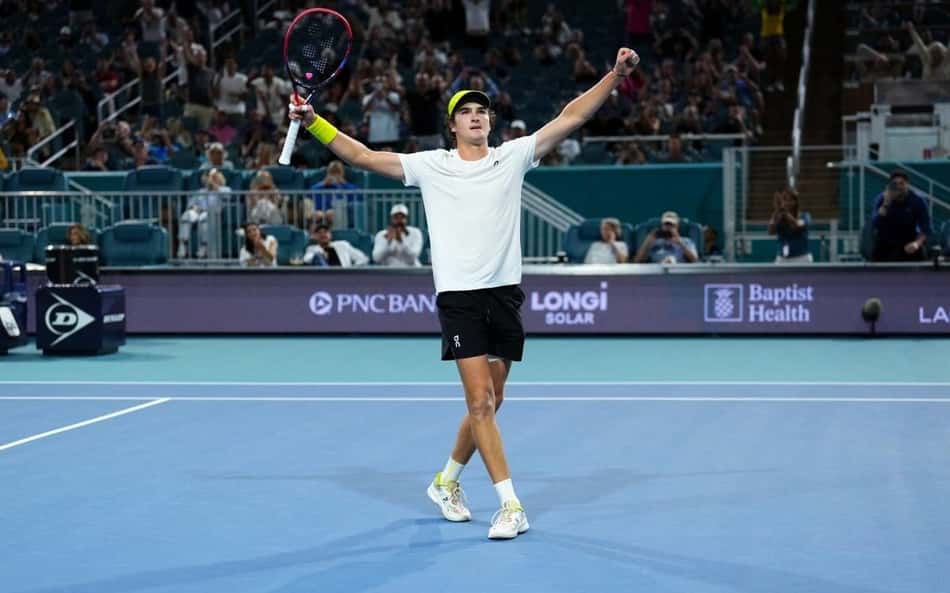 João Fonseca vence de virada na estreia no Masters 1000 de Miami