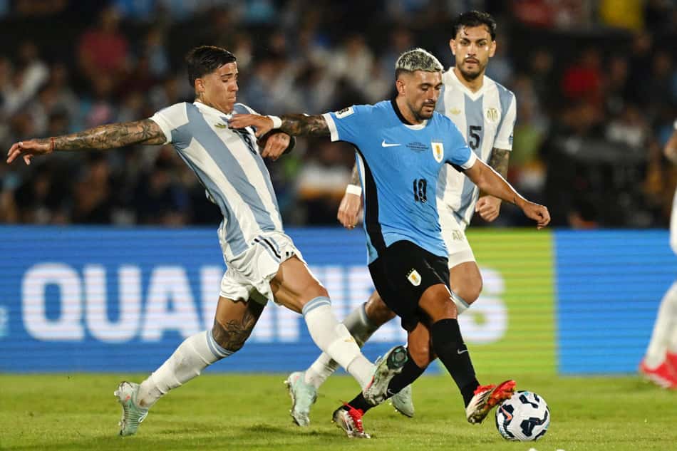 O meia do Flamengo, De Arrascaeta, sofreu uma lesão na partida entre Uruguai e Argentina (Foto: Eitan ABRAMOVICH / AFP)