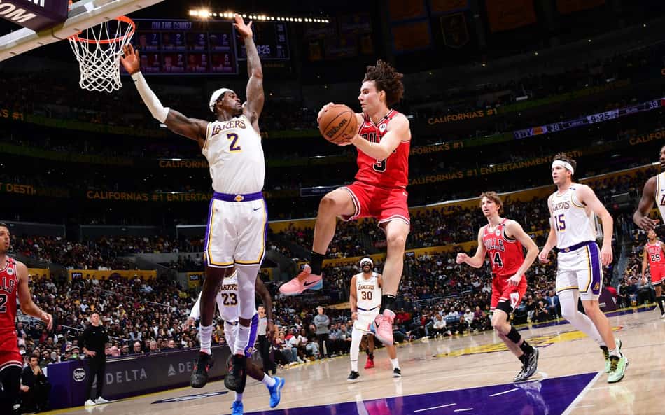 Jogador da NBA fica a dois roubos de marca histórica em vitória sobre o Lakers