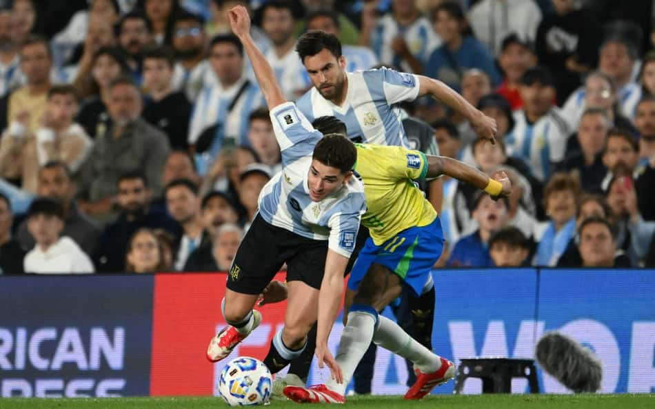 Após provocar argentinos, Raphinha tem atuação apagada em derrota do Brasil