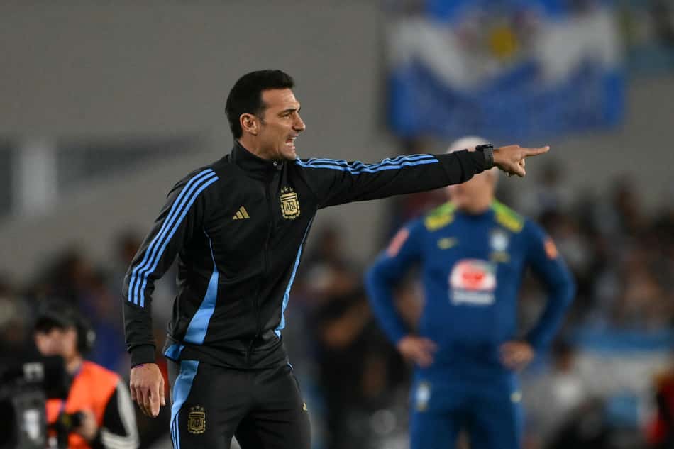 O treinador Lionel Scaloni foi elogiado pelo presidente Javier Milei após a vitória da Argentina por 4 a 1 sobre o Brasil (Foto: Luis ROBAYO/AFP)