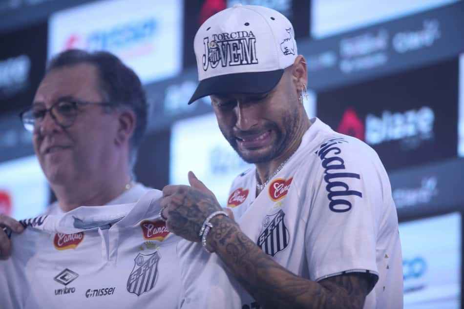Marcelo Teixeira e Neymar durante apresentação do camisa 10 no retorno ao clube da Baixada Santista. (Foto: Reinaldo Campos/AGIF)