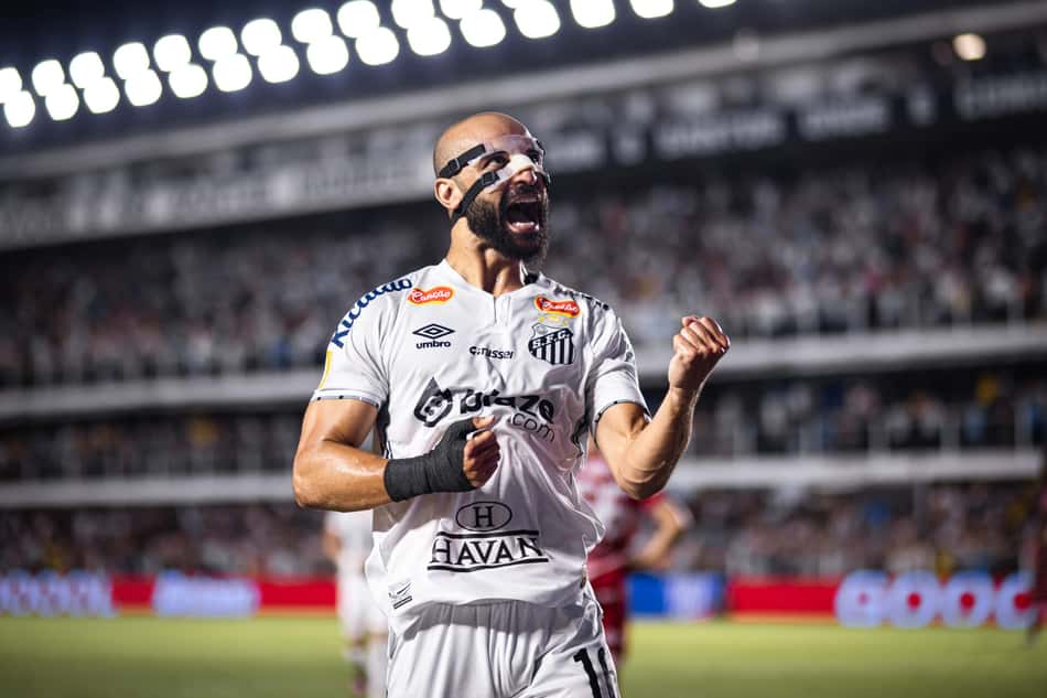 Thaciano foi um dos 11 reforços do Santos para a temporada de 2025 e luta por uma vaga no time titular. (Foto: Abner Dourado/AGIF)