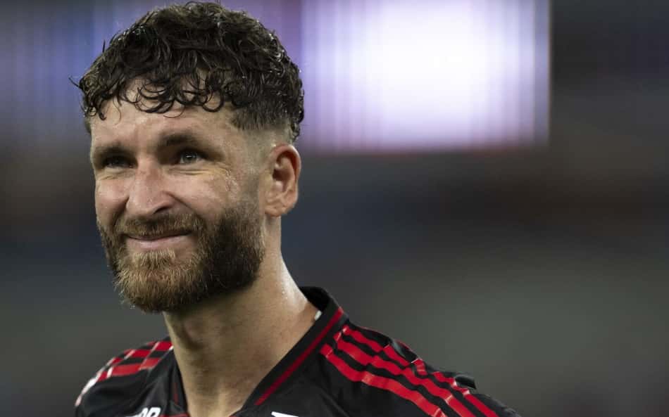 Substituído com dores, Flamengo atualiza situação de Léo Pereira