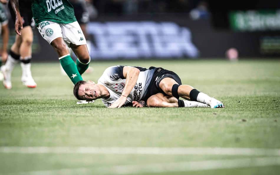 Garro diz que vai ficar fora do Corinthians para tratar lesão no joelho