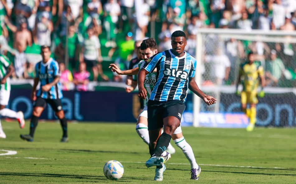 Grêmio vai à oitava final consecutiva. Veja golaço de bicicleta