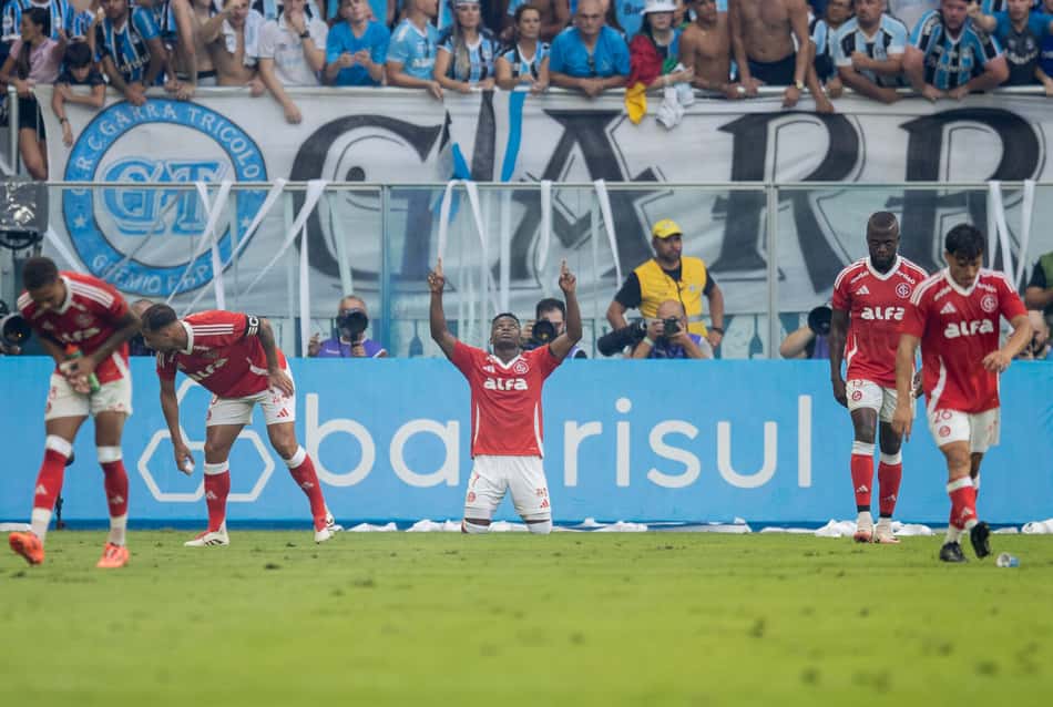 Legenda: RS - PORTO ALEGRE - 08/03/2025 - GAÚCHO 2025, GRÊMIO X INTERNACIONAL - Carbonero jogador do Internacional comemora seu gol com jogadores do seu time durante partida contra o Grêmio no estádio Arena do Grêmio pelo campeonato Gaúcho 2025. Foto: Liamara Polli/AGIF