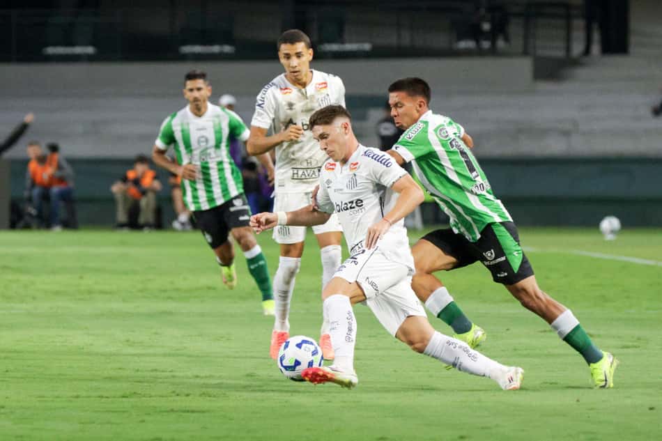 Em amistoso contra o Coritiba, Pedro Caixinha testou 23 jogadores do Santos. (Foto: Robson Mafra/AGIF)