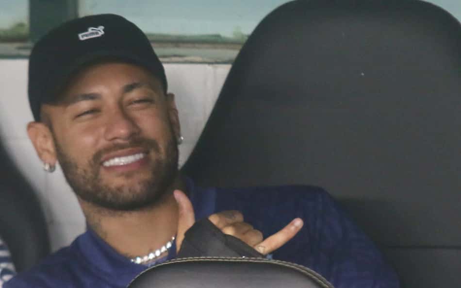 Santos goleia com Neymar protagonista fora de campo